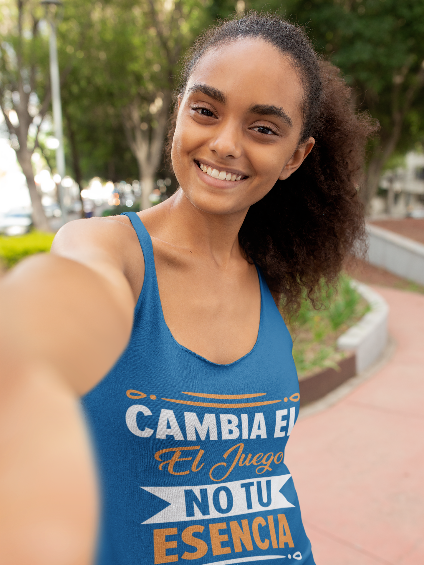 CAMBIA-EL-JUEGO,-NO-TU-ESENCIA Women's Racerback Tank