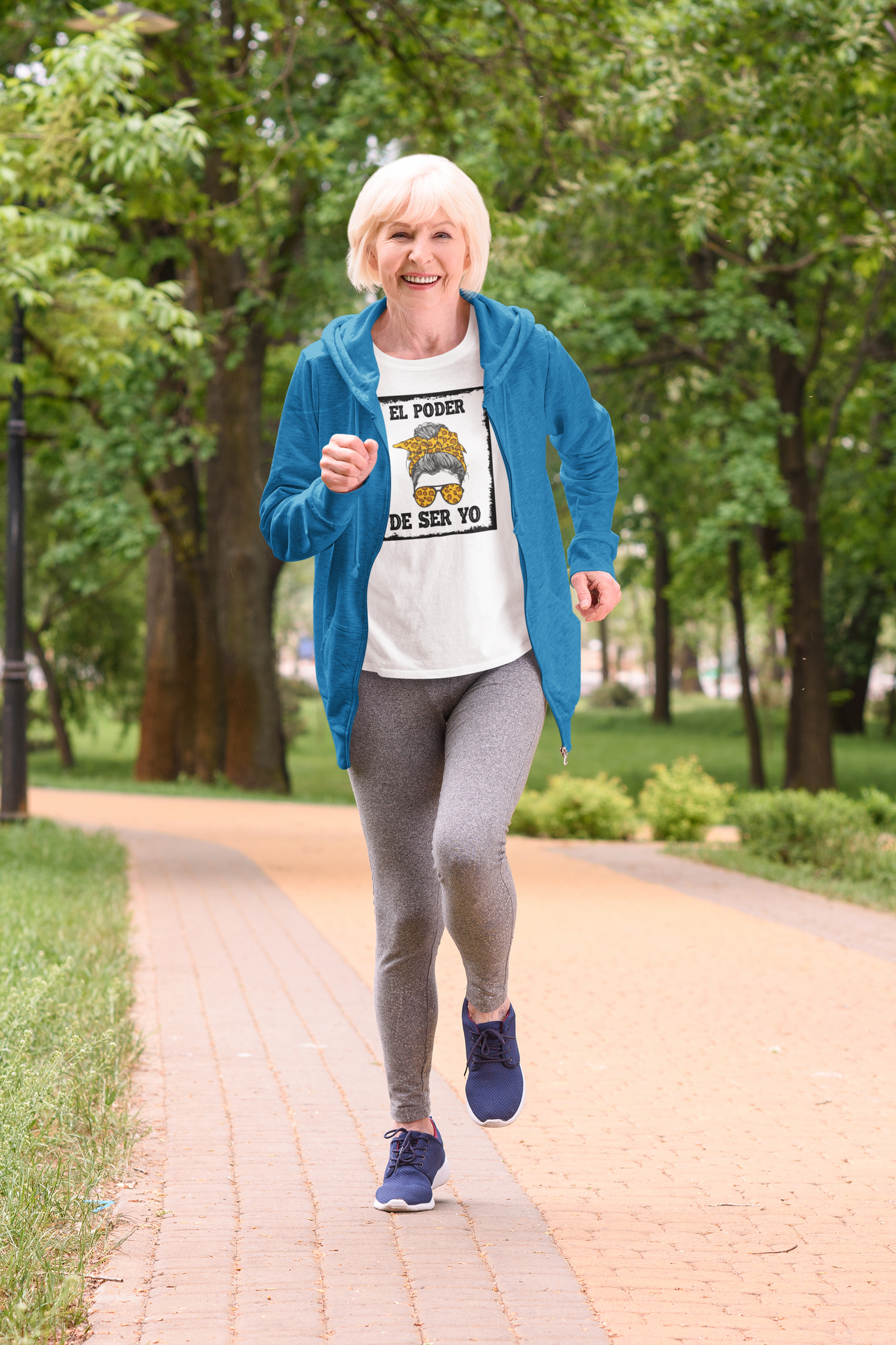 El Poder de Ser Yo T‑Shirt — Empowering Spanish Graphic Tee with Leopard Headscarf