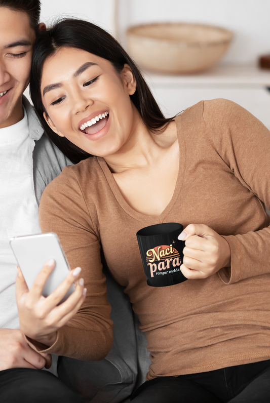 Naci Para Romper Moldes Black Mug — Retro Spanish Inspirational Coffee Cup (11oz/15oz)